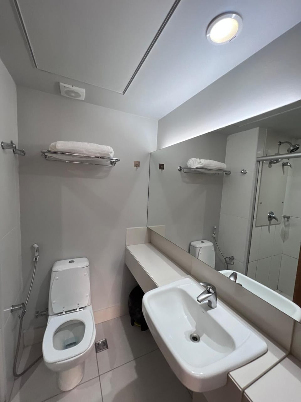 Quarto no Hilton Garden - Piscina - Academia - Ar-condicionado - Região Nobre - Andar alto Apartment in Belo Horizonte