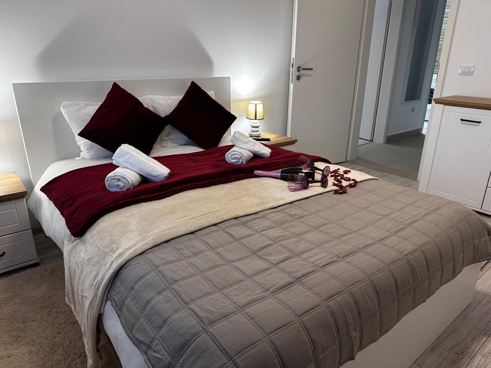 Bed, Photo of the whole room, Bedroom, towels