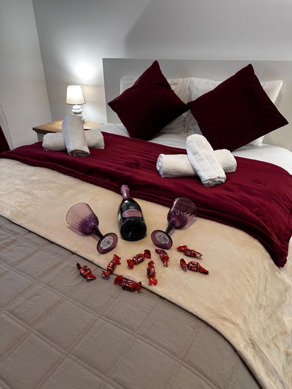 Bed, Photo of the whole room, Bedroom, towels