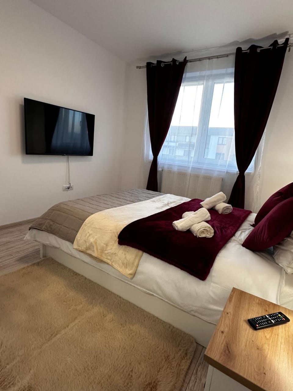 Bed, TV and multimedia, Photo of the whole room, Bedroom