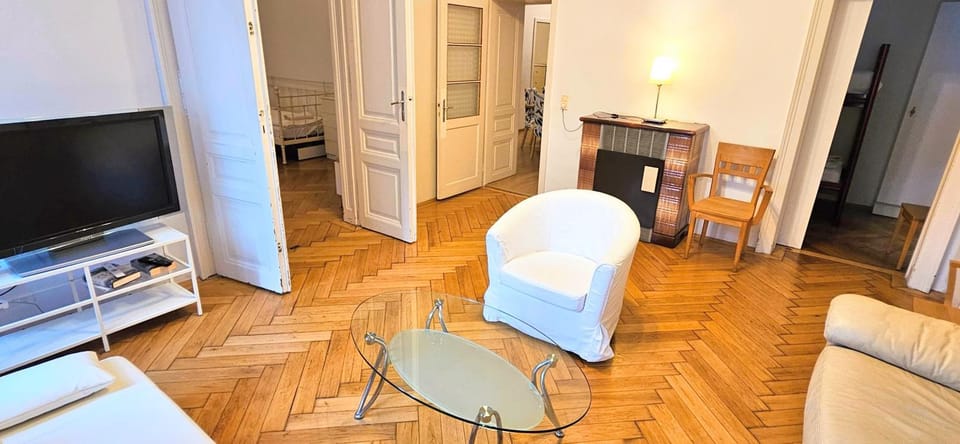 Communal lounge/ TV room, TV and multimedia, Living room, Seating area, Evening entertainment