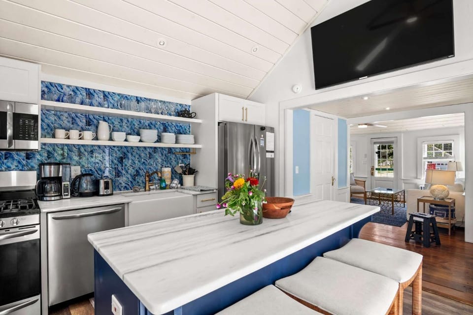 Stylish Updated Home walk to Dennis Pond Hot Tub House in Yarmouth Port
