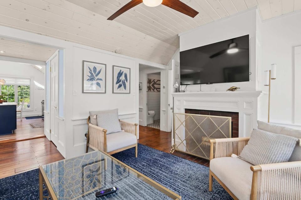 Stylish Updated Home walk to Dennis Pond Hot Tub House in Yarmouth Port