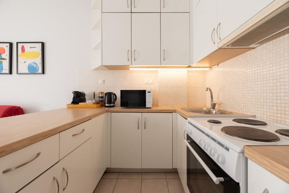 C5 3rd floor balcony view 1bdr flat 850m Metro Evangelismos 150m EKPA University Campus 100m Bus Stop to Acropolis Apartment in Athens