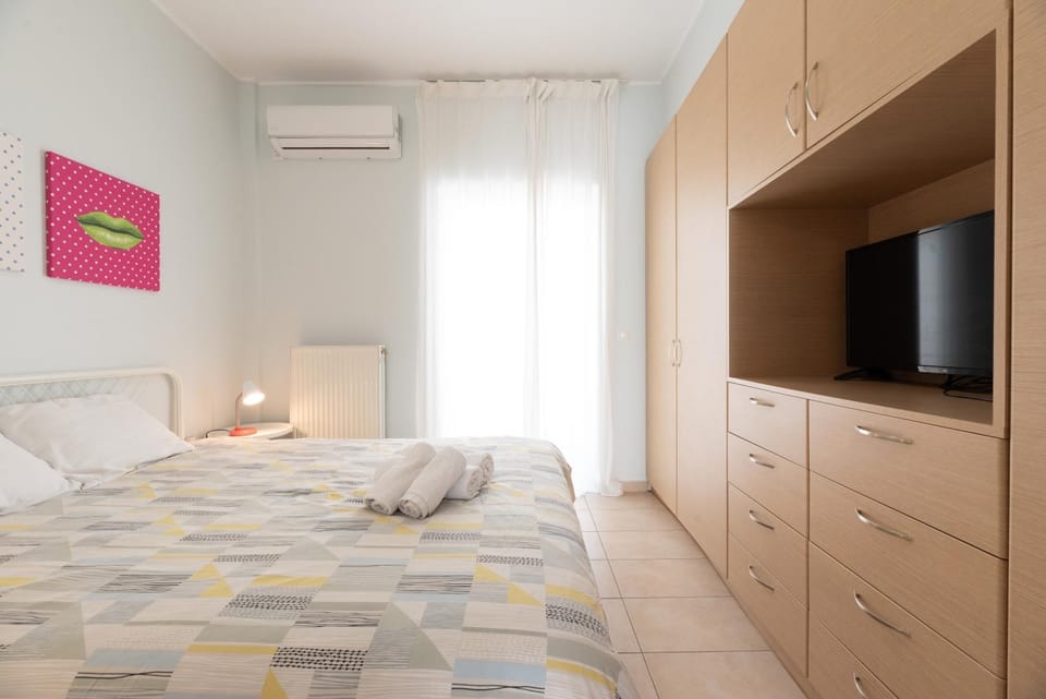 C5 3rd floor balcony view 1bdr flat 850m Metro Evangelismos 150m EKPA University Campus 100m Bus Stop to Acropolis Apartment in Athens