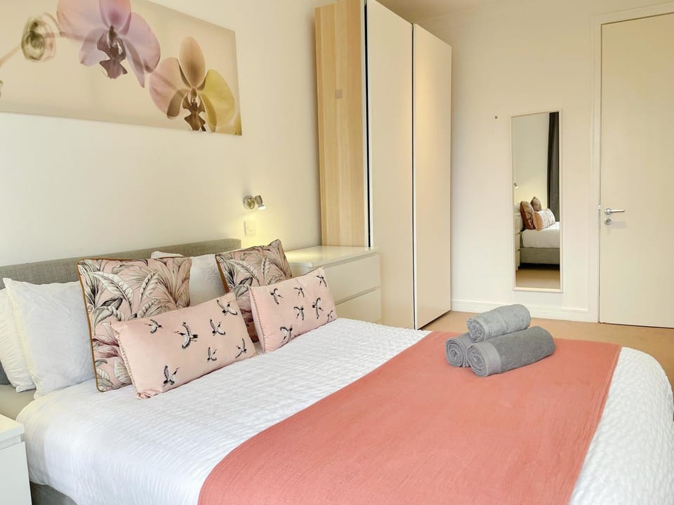 Bed, Bedroom, towels, wardrobe