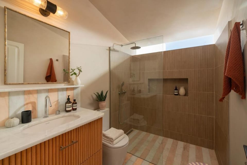 THE BOAT HOUSE Sea Front and Private Pool Villa in Funchal