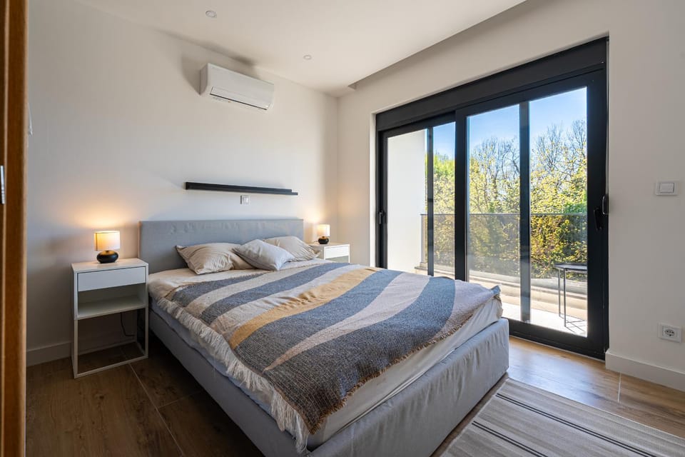 Bedroom, air conditioner