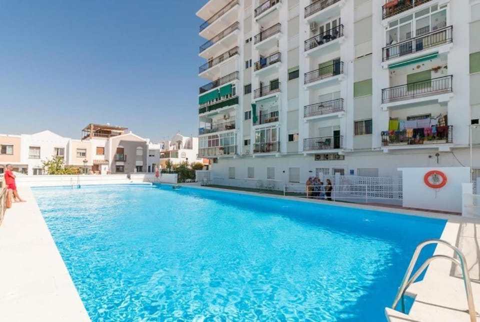 SHR064 Apartamento de 2 Habitaciones con piscina Apartment in Nerja