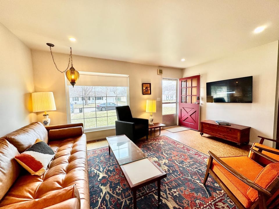 Retro Refuge On Woodstock Dr House in Ohio