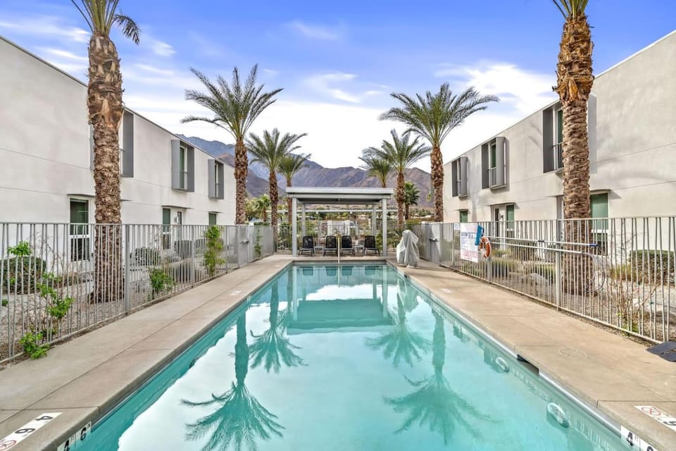 Desert Fun-spacious-modern-heated Pool-spa House in Palm Springs