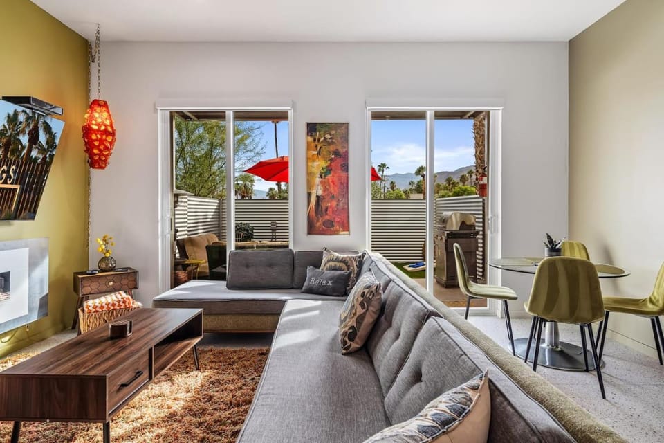 Desert Fun-spacious-modern-heated Pool-spa House in Palm Springs