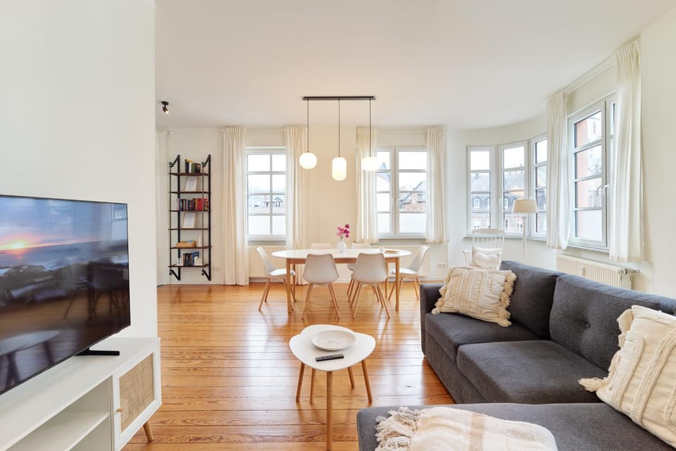 TV and multimedia, Living room, Seating area, Dining area, Evening entertainment