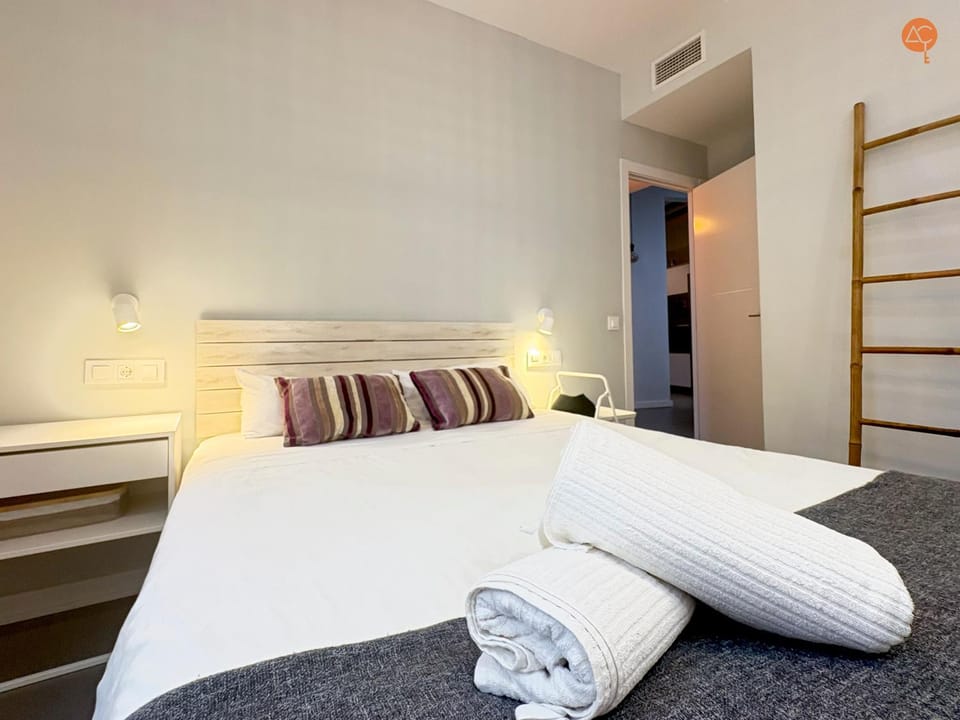 Bed, Photo of the whole room, Bedroom, towels