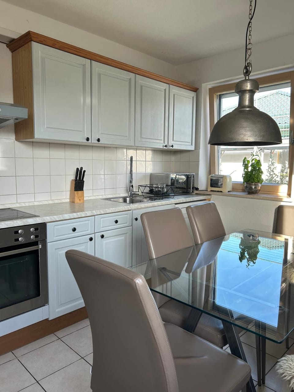 Kitchen or kitchenette, Dining area, stove