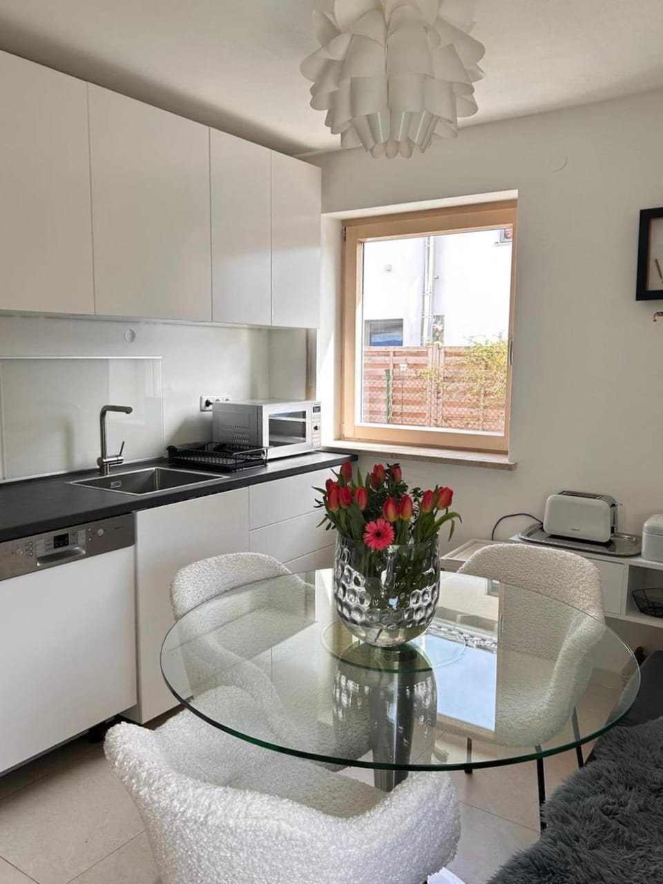 Kitchen or kitchenette, Seating area, Dining area, stove