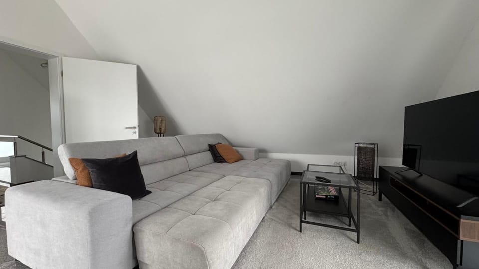 TV and multimedia, Living room, Seating area, Evening entertainment