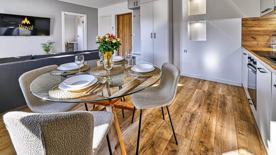TV and multimedia, Kitchen or kitchenette, Seating area, Dining area, stove, wardrobe