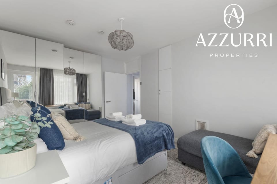 Bed, Photo of the whole room, Bedroom, Text overlay, towels