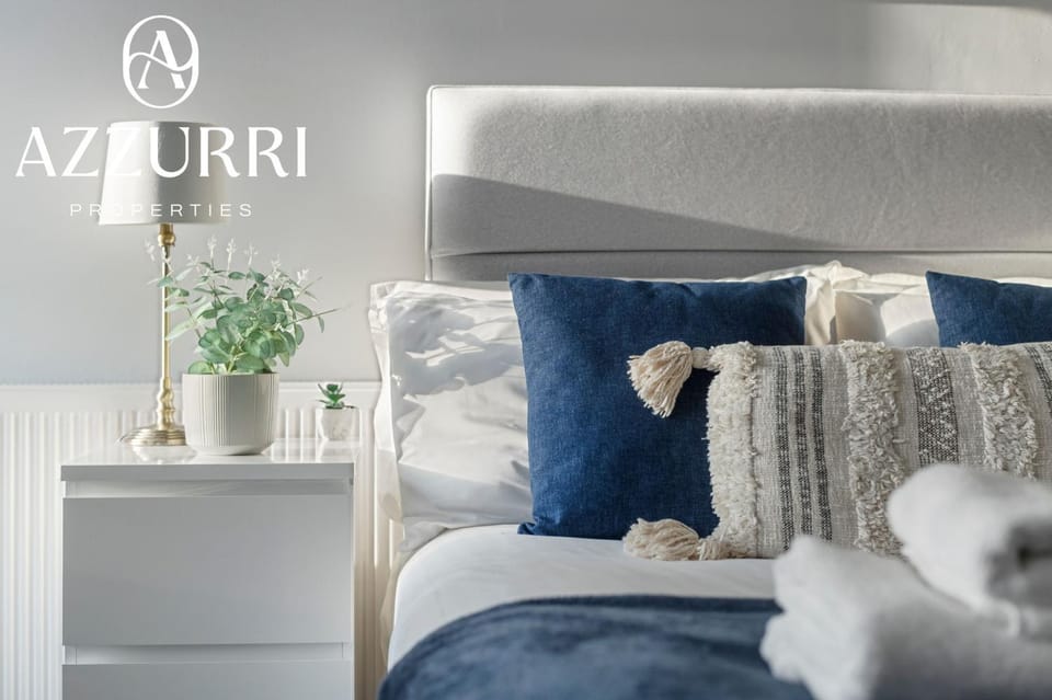 Bed, Photo of the whole room, Seating area, Bedroom, towels