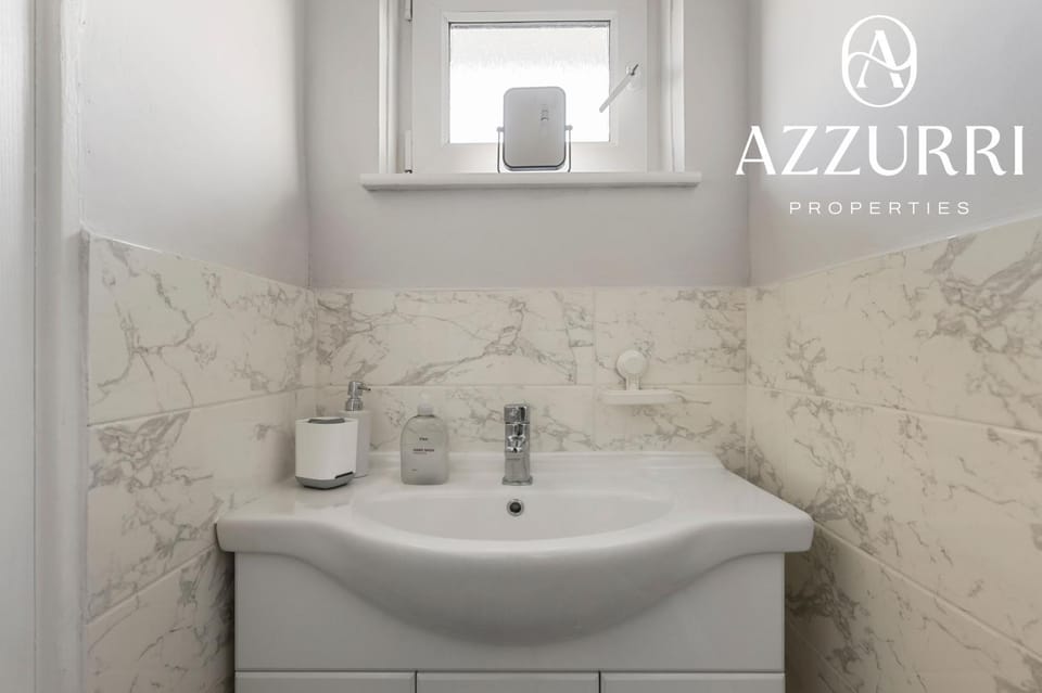 Bathroom, Text overlay