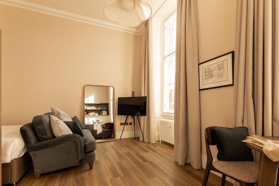 Bed, TV and multimedia, Living room, Photo of the whole room, Seating area, Bedroom