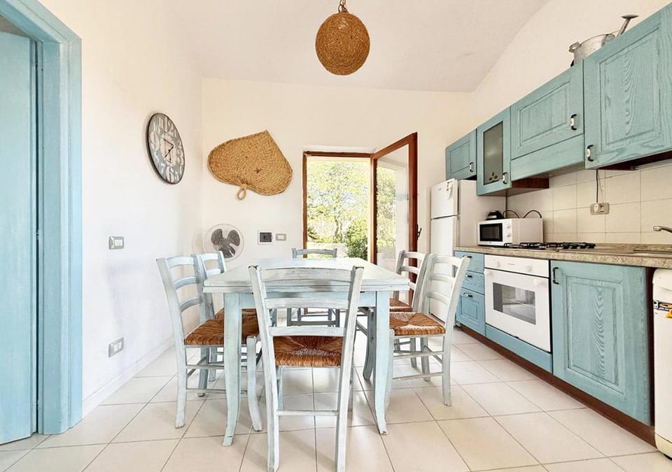 Kitchen or kitchenette, Dining area, oven, stove