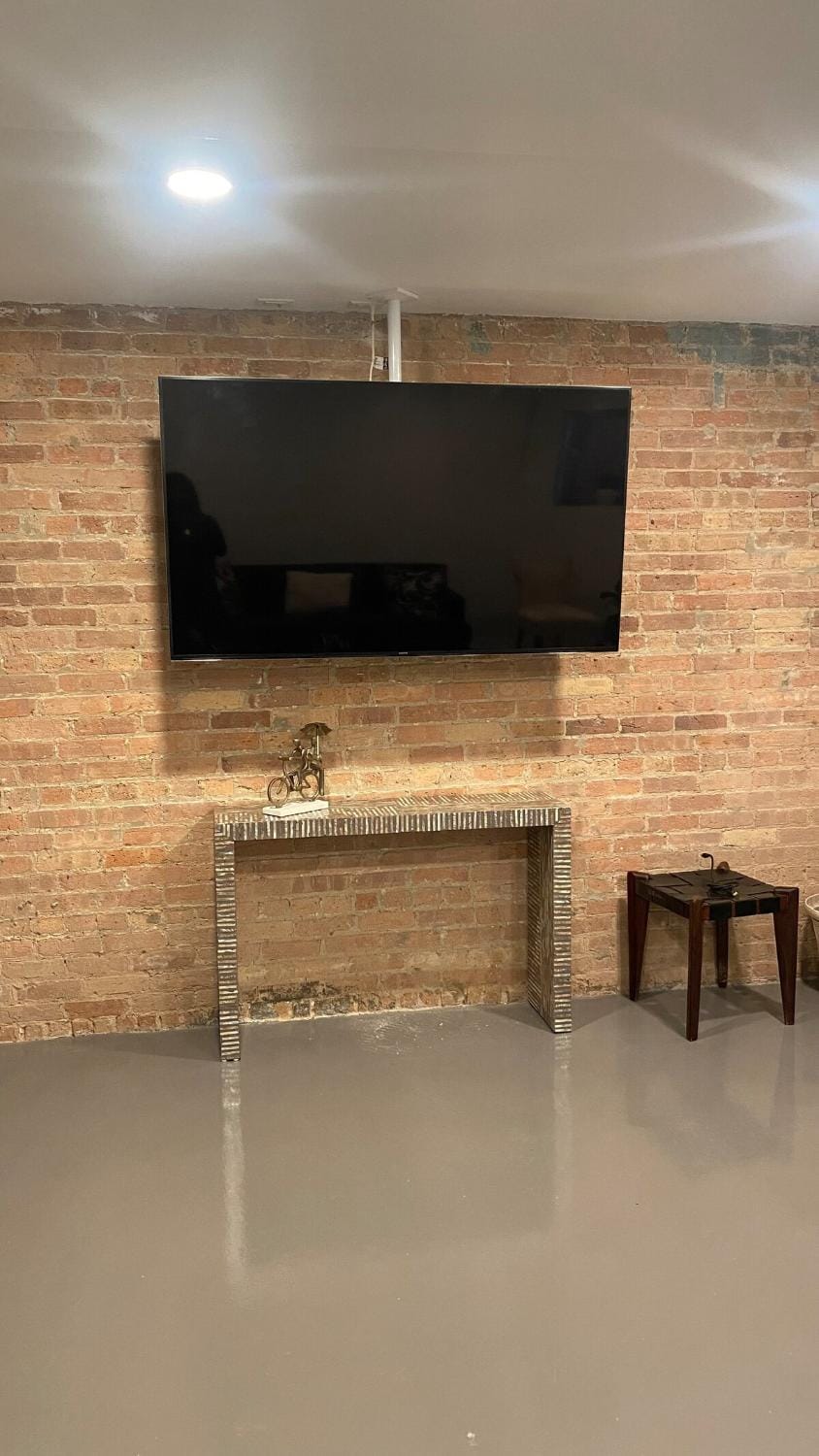 New Adorable Unit Located in Historic Greystone Apartment in Chicago