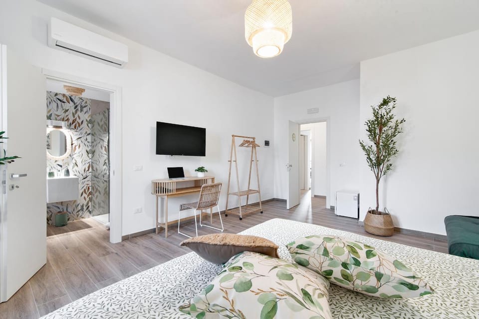 Bed, TV and multimedia, Photo of the whole room, Bedroom, air conditioner