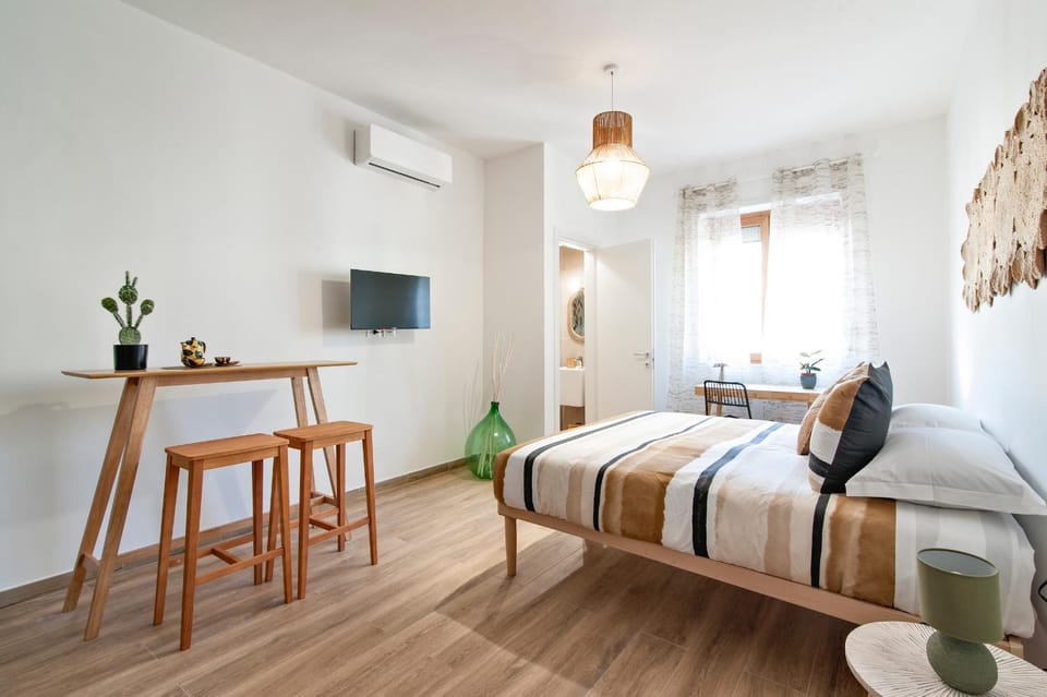Bed, TV and multimedia, Photo of the whole room, Bedroom, air conditioner