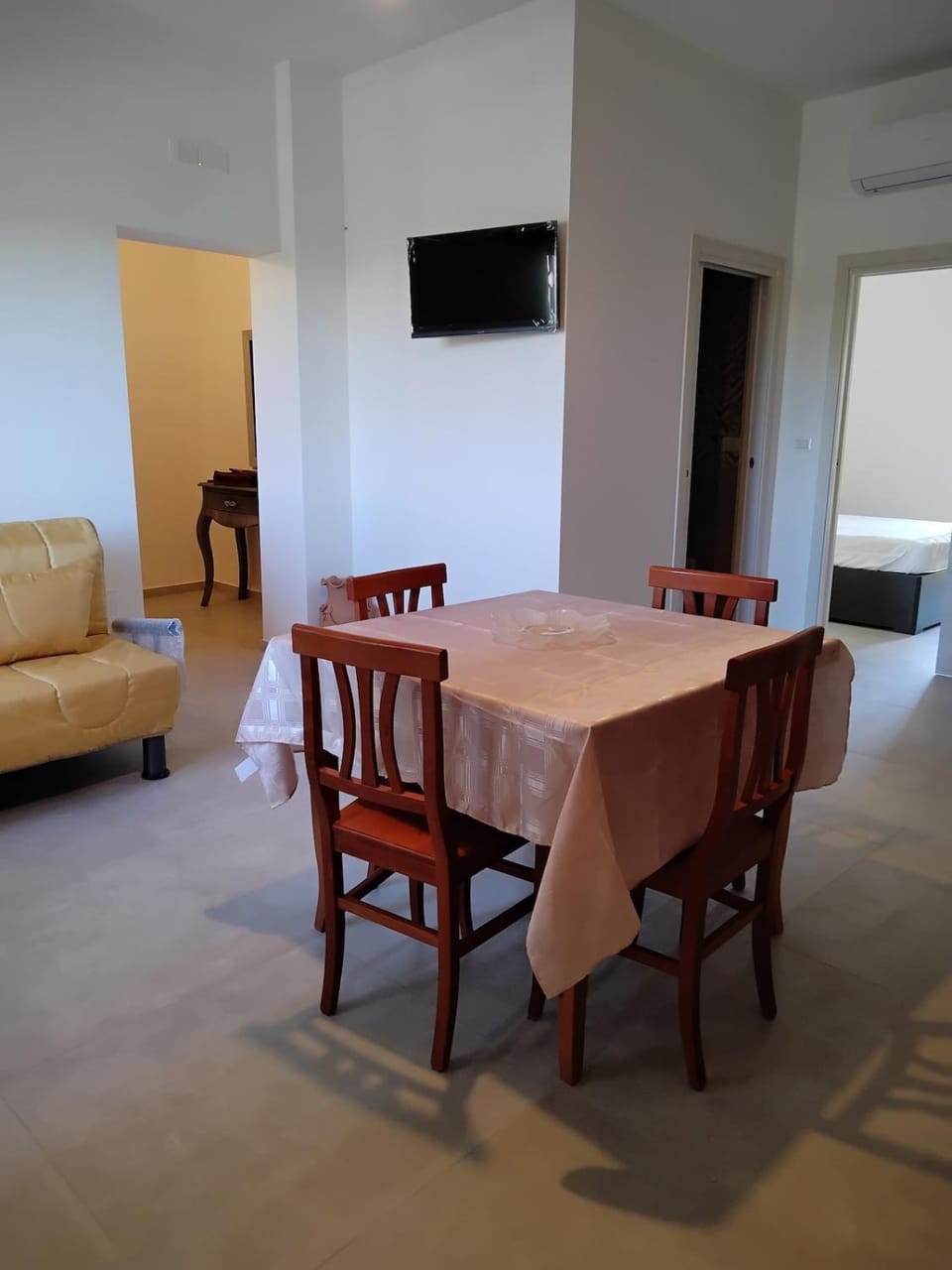 Communal lounge/ TV room, TV and multimedia, Living room, Seating area, Dining area
