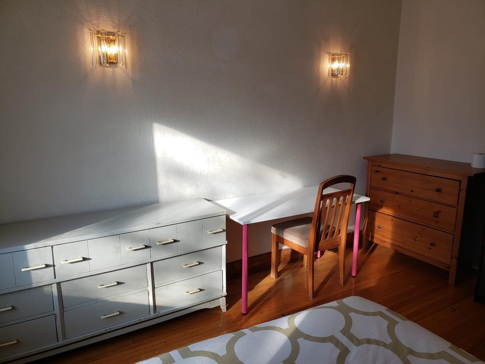 Bright room near Metro Monk station with Self Check-in Bed and Breakfast in Montreal