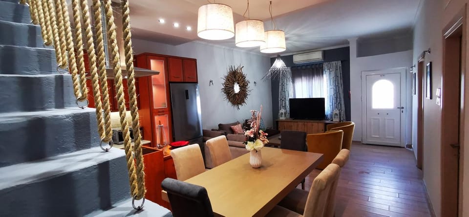 Communal lounge/ TV room, TV and multimedia, Living room, Seating area, Dining area