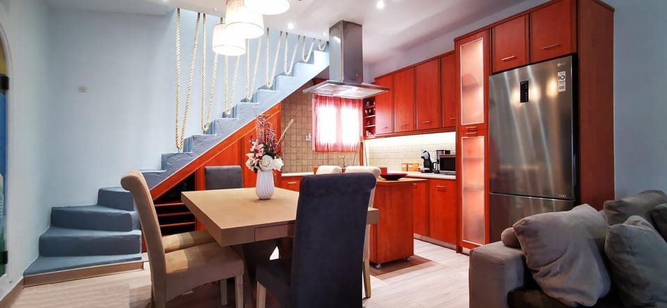 Kitchen or kitchenette, Living room, Seating area, Dining area