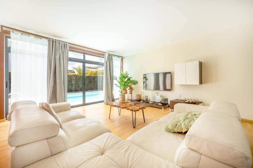 TV and multimedia, Living room, Pool view