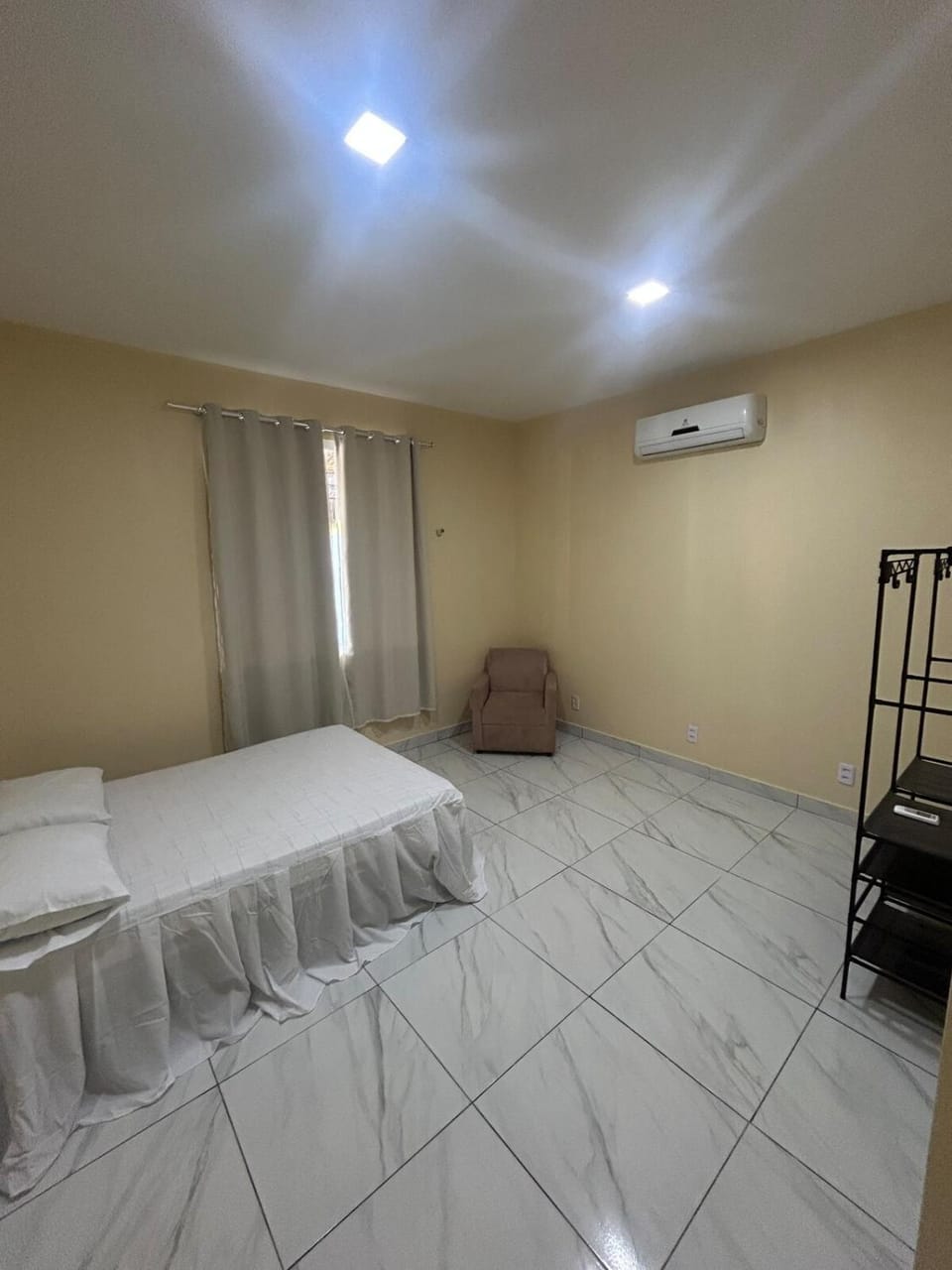 Bed, Photo of the whole room, Bedroom, air conditioner