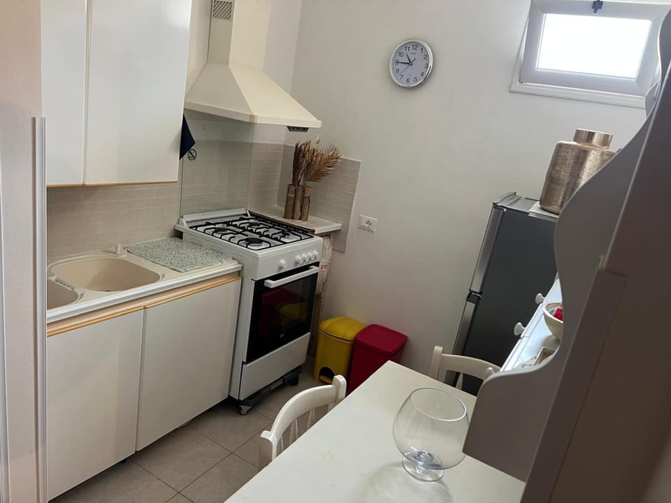 Kitchen or kitchenette, pet friendly, stove