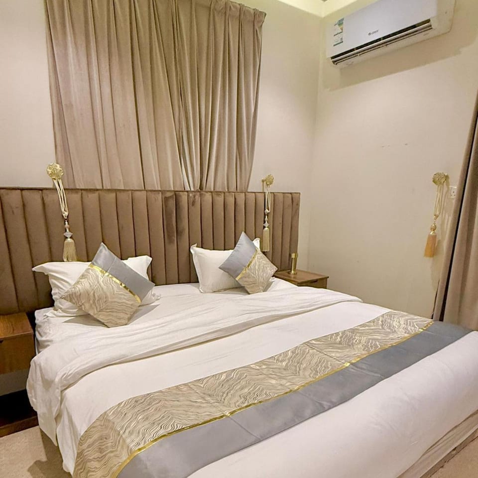 Bed, Photo of the whole room, air conditioner