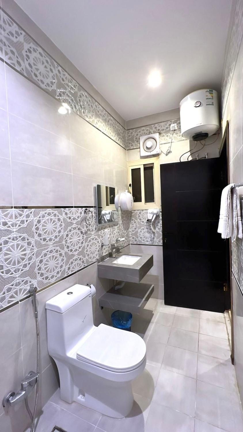 Toilet, Bathroom, towels