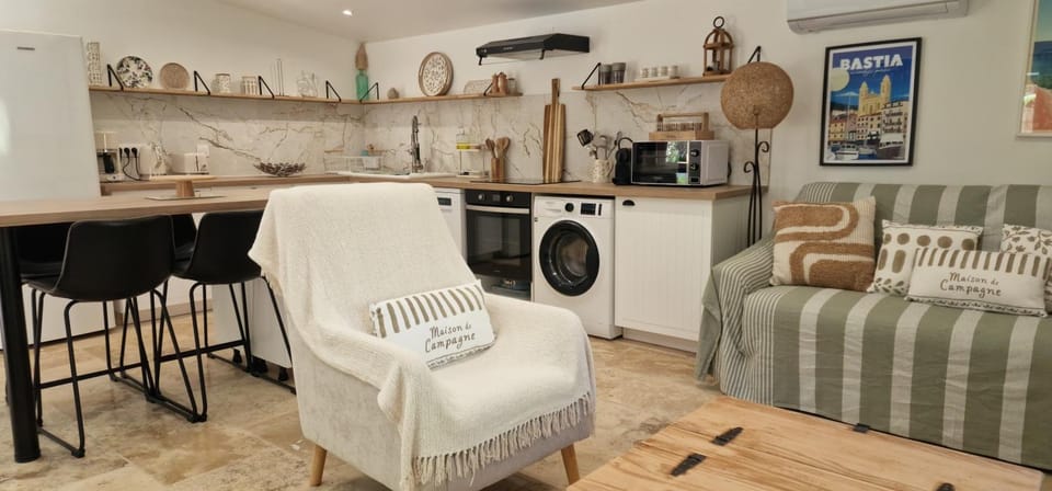 Coffee/tea facilities, Kitchen or kitchenette, Living room, Seating area, Dining area, oven, stove, toaster