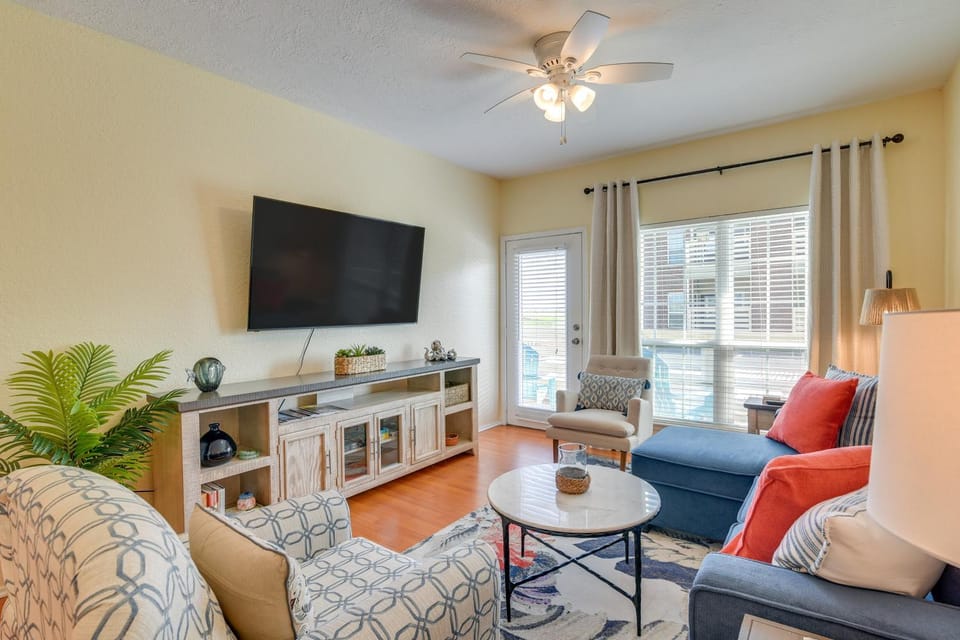 1 Mi to Shore! Quiet Galveston Gem w/ Pool Access House in Texas City