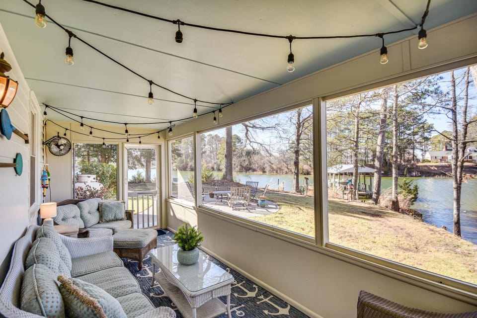 Waterfront Reedville Retreat w/ Hot Tub + Dock House in Virginia