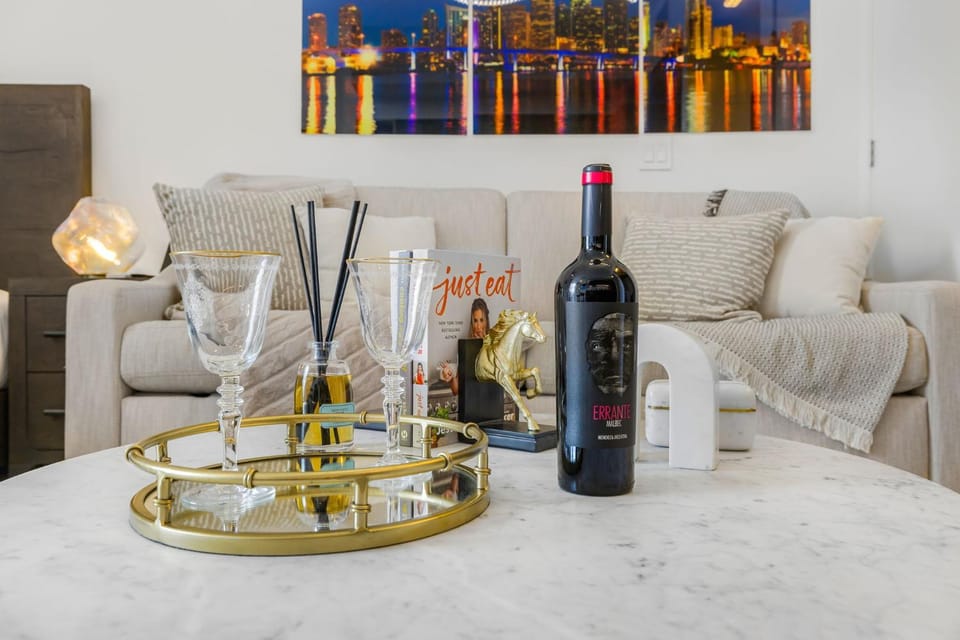 Living room, Seating area, Drinks