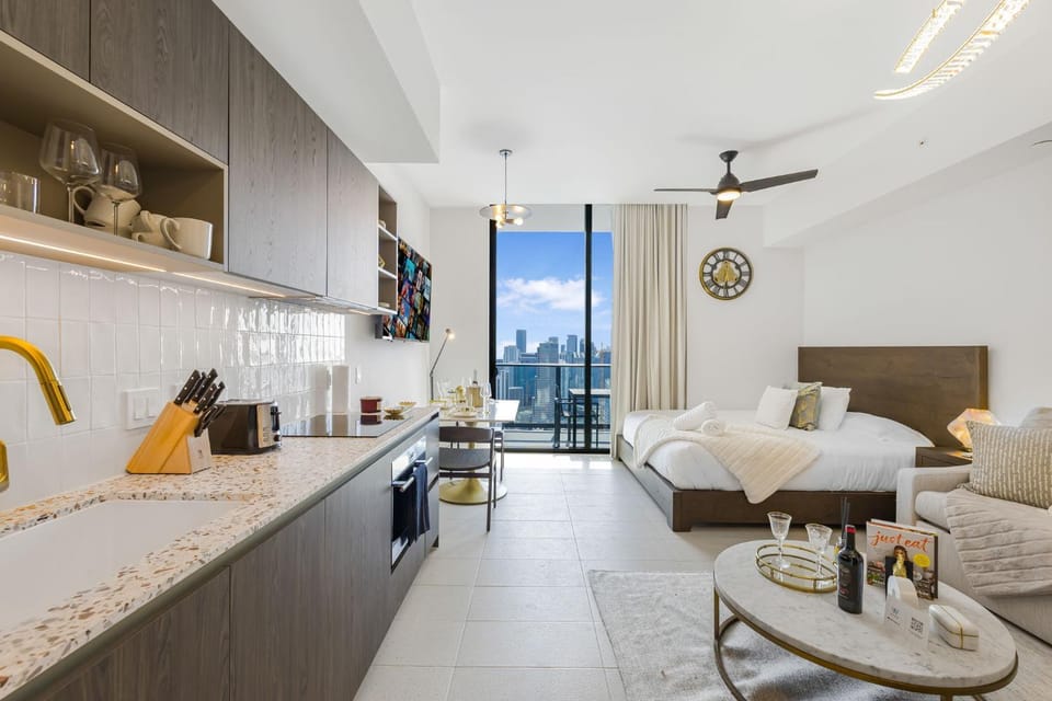 Bed, TV and multimedia, Kitchen or kitchenette, Living room, Seating area, Bedroom