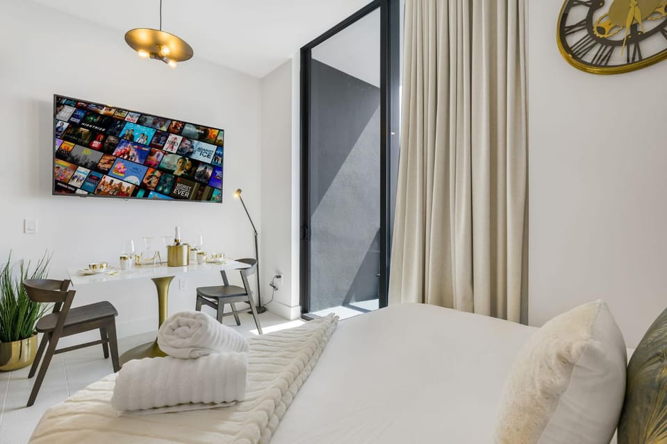 Bed, TV and multimedia, Photo of the whole room, Seating area, Bedroom