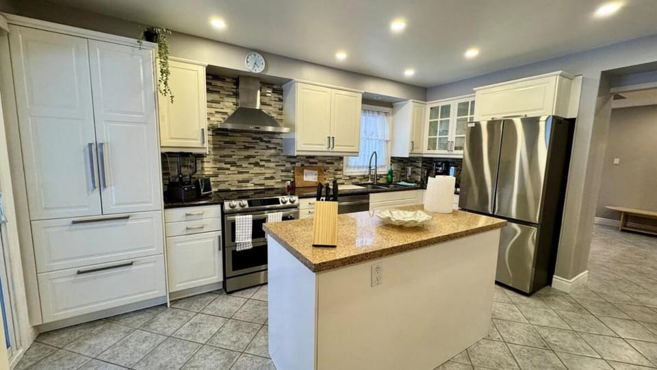 Coffee/tea facilities, Kitchen or kitchenette, oven, stove, toaster