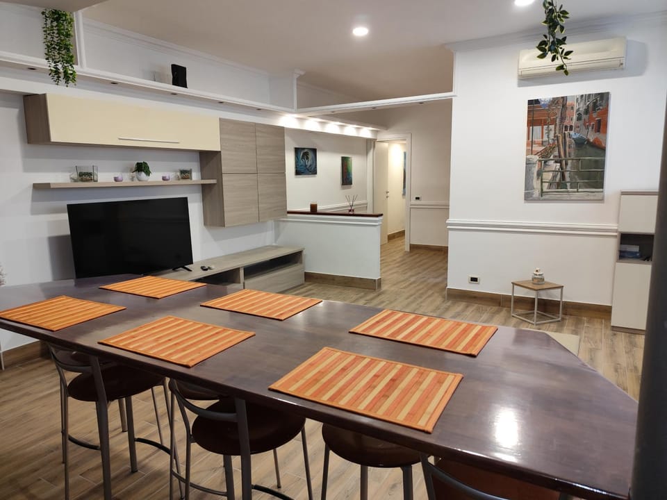 TV and multimedia, Living room, Seating area, air conditioner