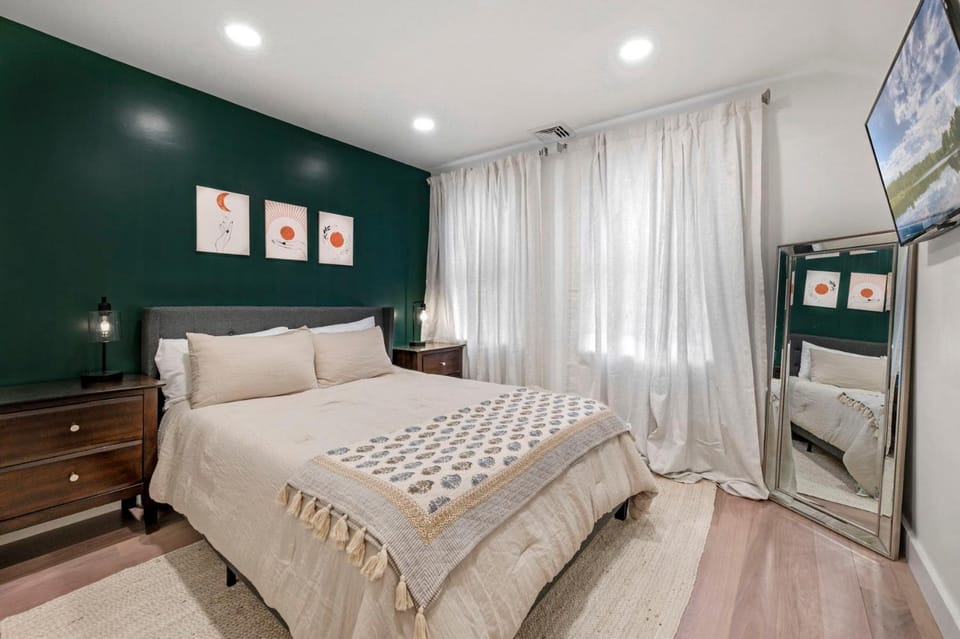 Bed, TV and multimedia, Photo of the whole room, Bedroom