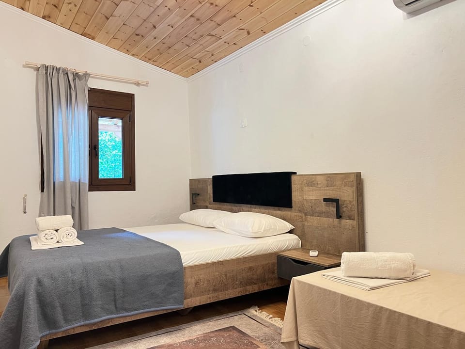 Bed, Photo of the whole room, towels, air conditioner