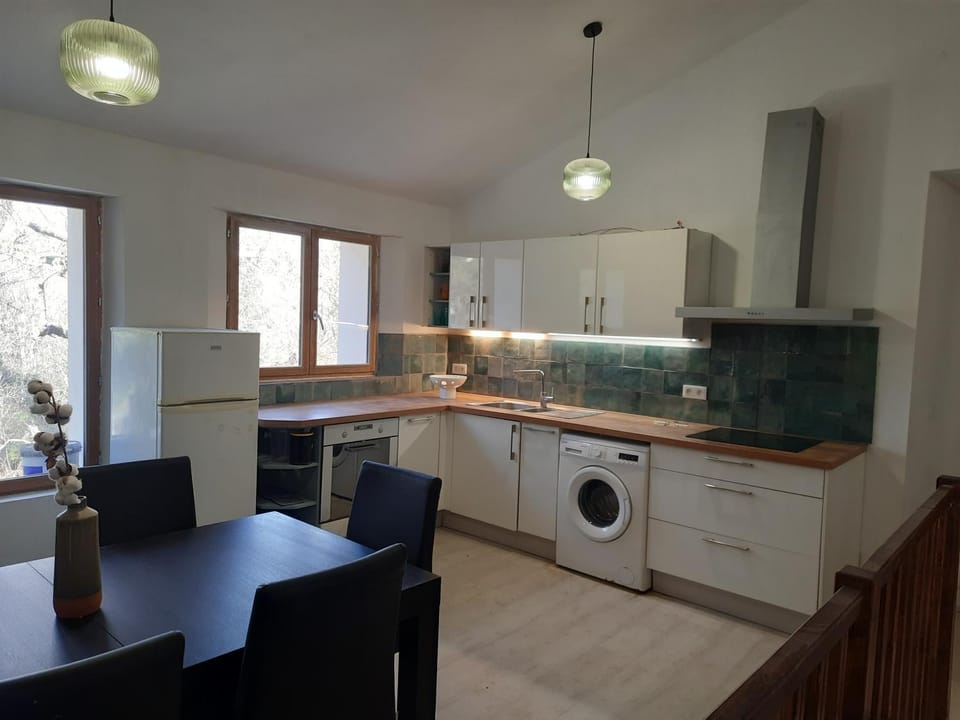 Kitchen or kitchenette, oven, stove, washing machine